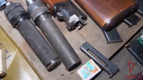 Появились кадры из гаража со спрятанным оружием и гранатами