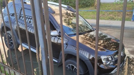 На улице Терновского машины одна за другой попадают в ловушку