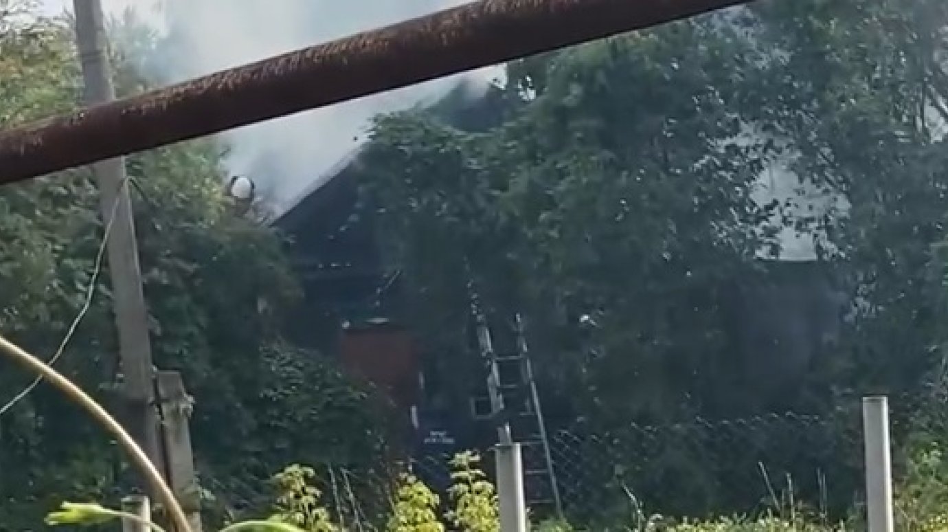 В Терновке 14 пожарных тушили деревянный дом