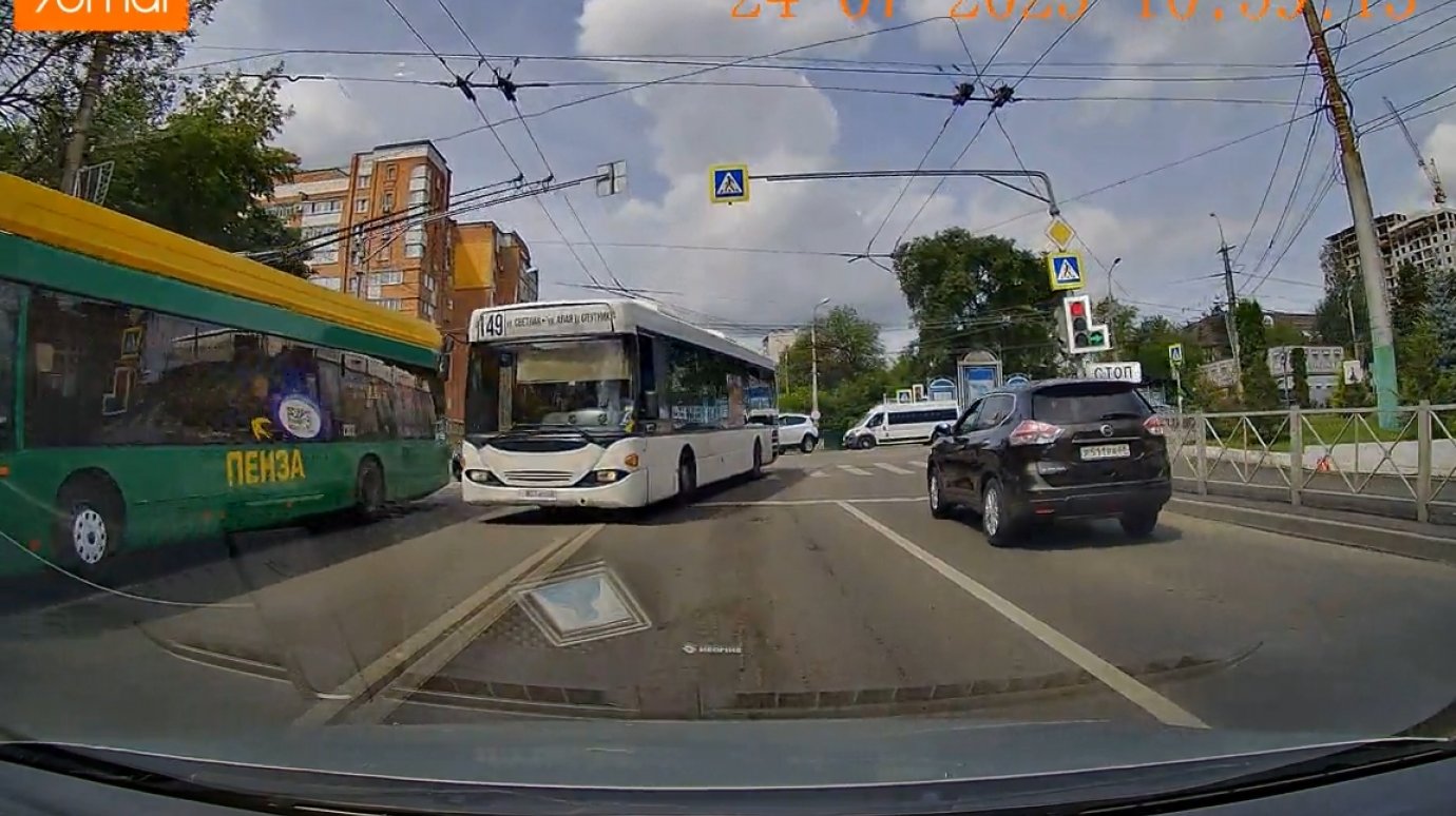 Водитель автобуса № 149 едва не устроил ДТП на ул. Свердлова