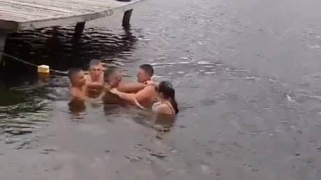 В Сосновоборском районе сняли на видео спасение утопающего