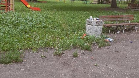 На проспекте Победы дети вынуждены играть среди мусора