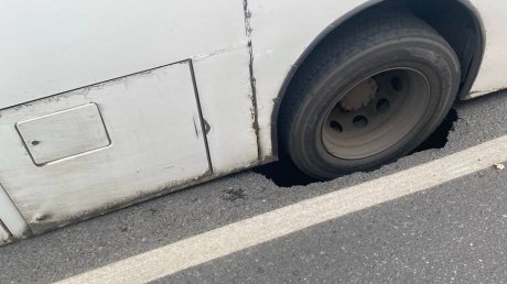 Нашел метро: на улице Суворова автобус провалился в яму в асфальте