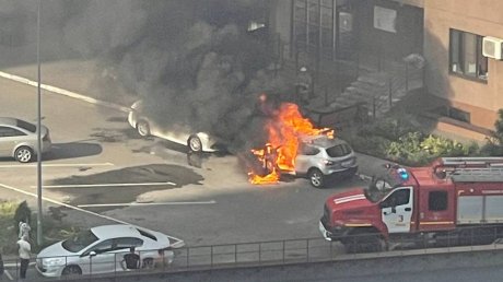 На парковке на улице Мира загорелась иномарка