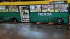 В Пензе колесо автобуса ушло под асфальт на улице Калинина