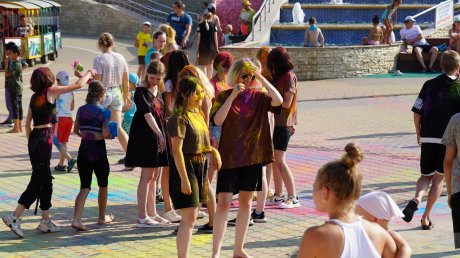 В Спутнике прошел фестиваль красок «Перспектива»