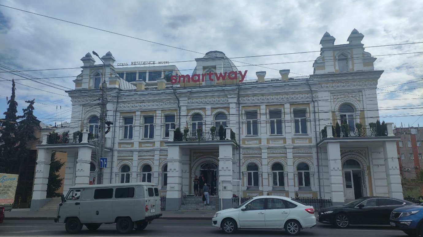 Со здания на улице Кирова, 49, так и не убрали ярко-красную вывеску