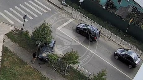 Поворот не туда: в Терновке водитель хотел избежать ДТП и снес забор