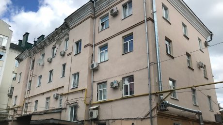 Фасад дома на Московской надолго сохранит неприглядный вид