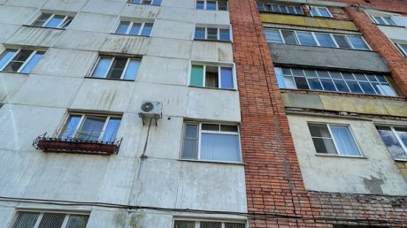 В Пензе полуторагодовалый ребенок выпал из окна на третьем этаже