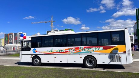 Олег Мельниченко подарил автобус новой школе в Засечном