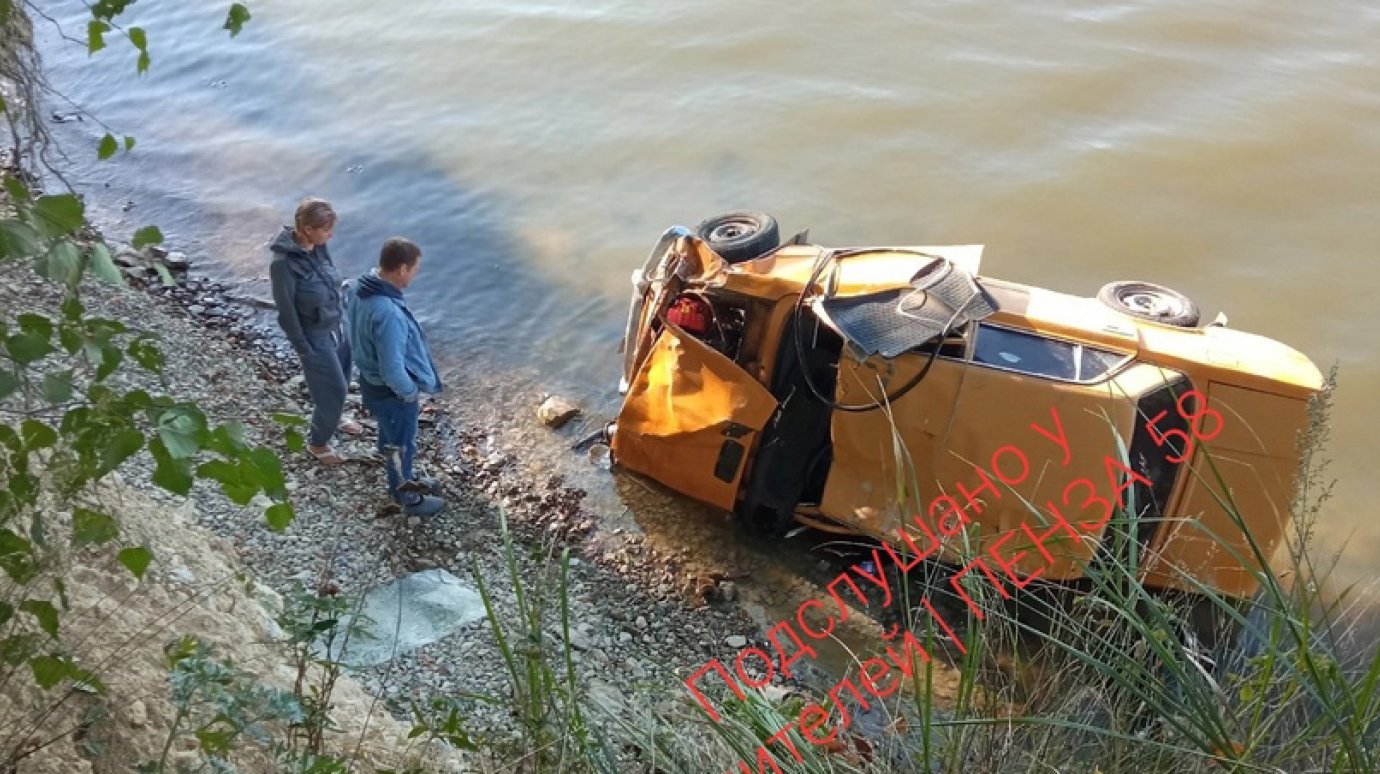 Соцсети: на Сурском водохранилище машина упала в воду с обрыва