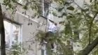 В Москве взобравшийся по стене прохожий спас ребенка при пожаре и попал на видео