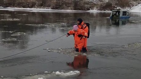 Россиянка на УАЗе застряла в ледяной воде посреди реки и попала на видео