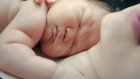 Новорожденного младенца в одеяле нашли в парке под Петербургом
