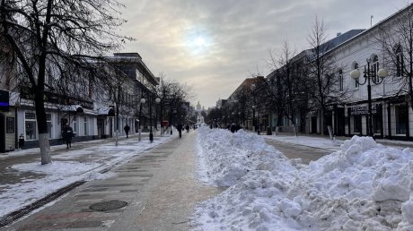 Пензенцам не нравится большой сугроб посреди улицы Московской