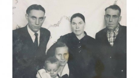 Глава Кузнецка показал фото с матерью, снятые с разницей в 50 лет