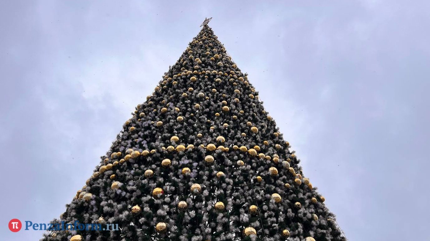 Новогоднюю елку на площади Ленина украсят абашевской игрушкой