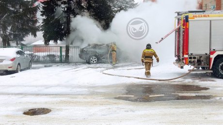 В Пензе Lexus влетел в забор детского сада и загорелся