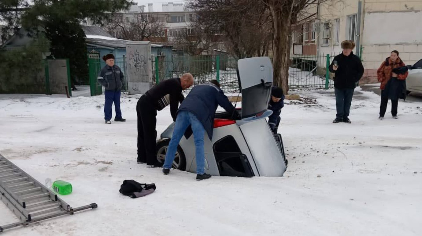 В российском регионе автомобиль провалился под землю