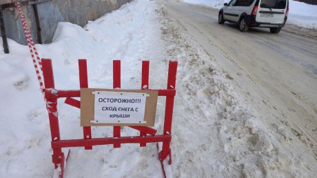 В Первомайском переулке пешеходам запретили ходить по тротуару