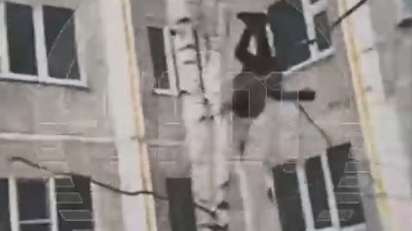 Российский подросток сделал сальто в сугроб с пятого этажа и попал на видео