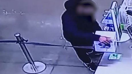 В Пензе мужчина вышел из магазина с краденой колонкой в руках