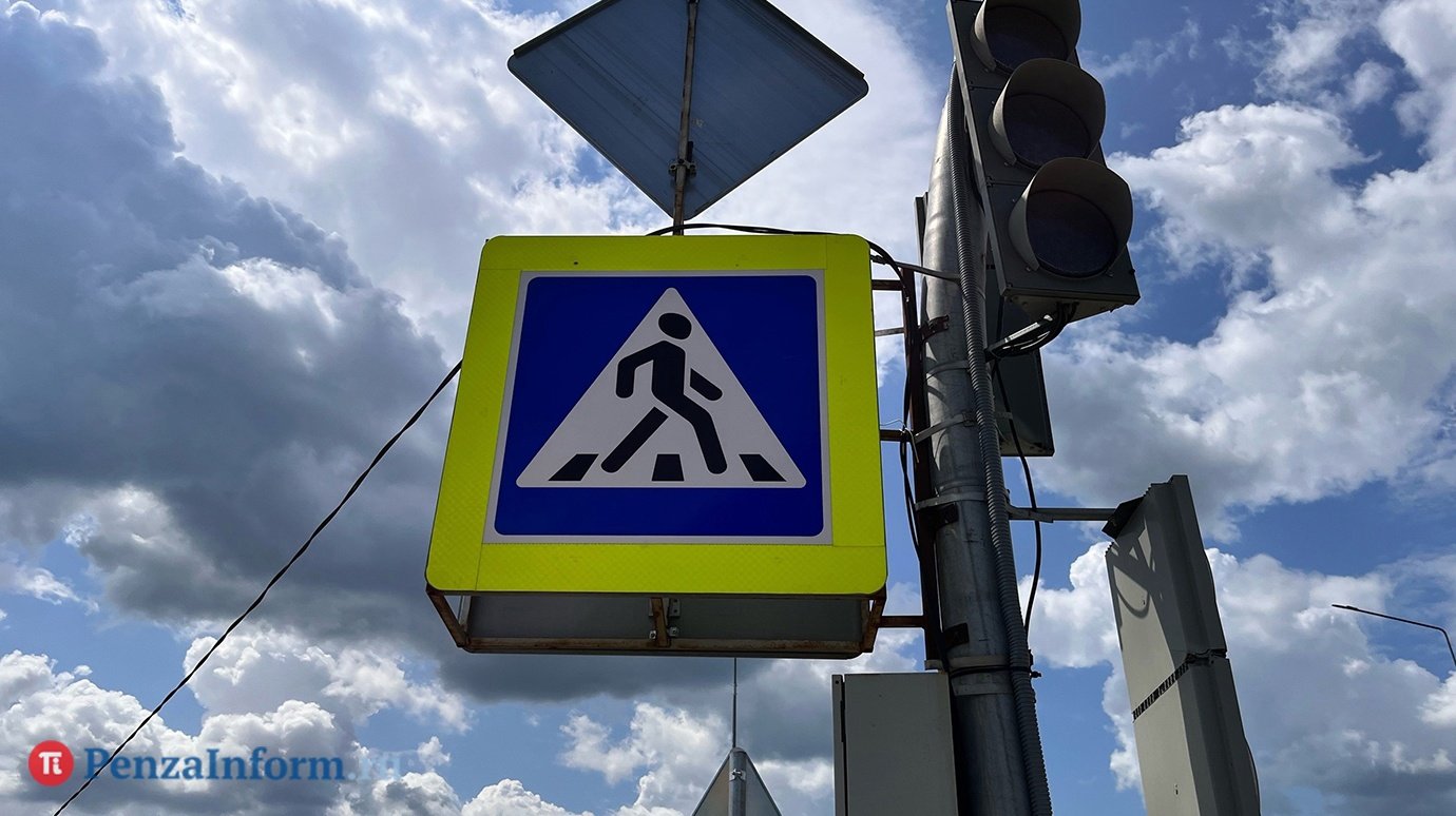 Светофор на перекрестке Володарского и Кураева оставят мигать желтым