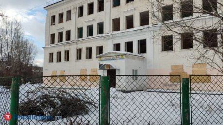 Аварийное здание школы № 25 может простоять до октября