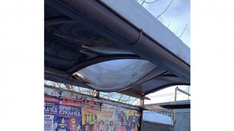 Крыша остановочного павильона на ул. Каракозова пропускает снег