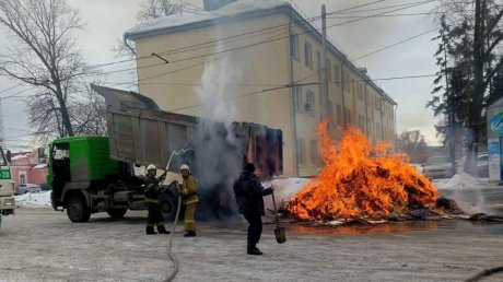 В Пензе перевозка мусора закончилась пожаром