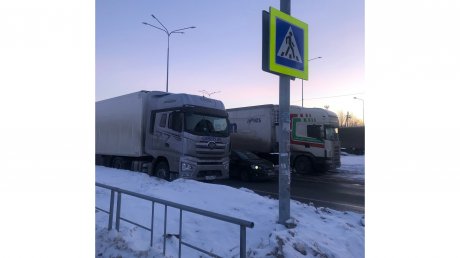Водители фур паркуются на ул. Генерала Глазунова вопреки запрету