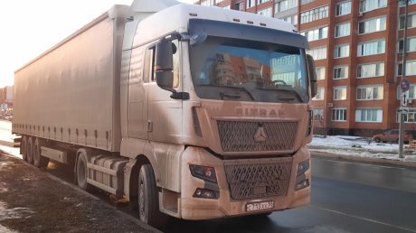 На ул. Антонова водители фур создают опасность для пешеходов