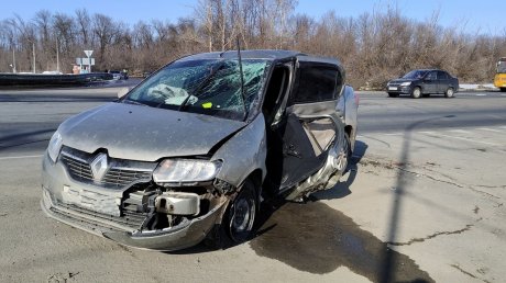 Под Кузнецком столкнулись Renault и Toyota, три человека пострадали
