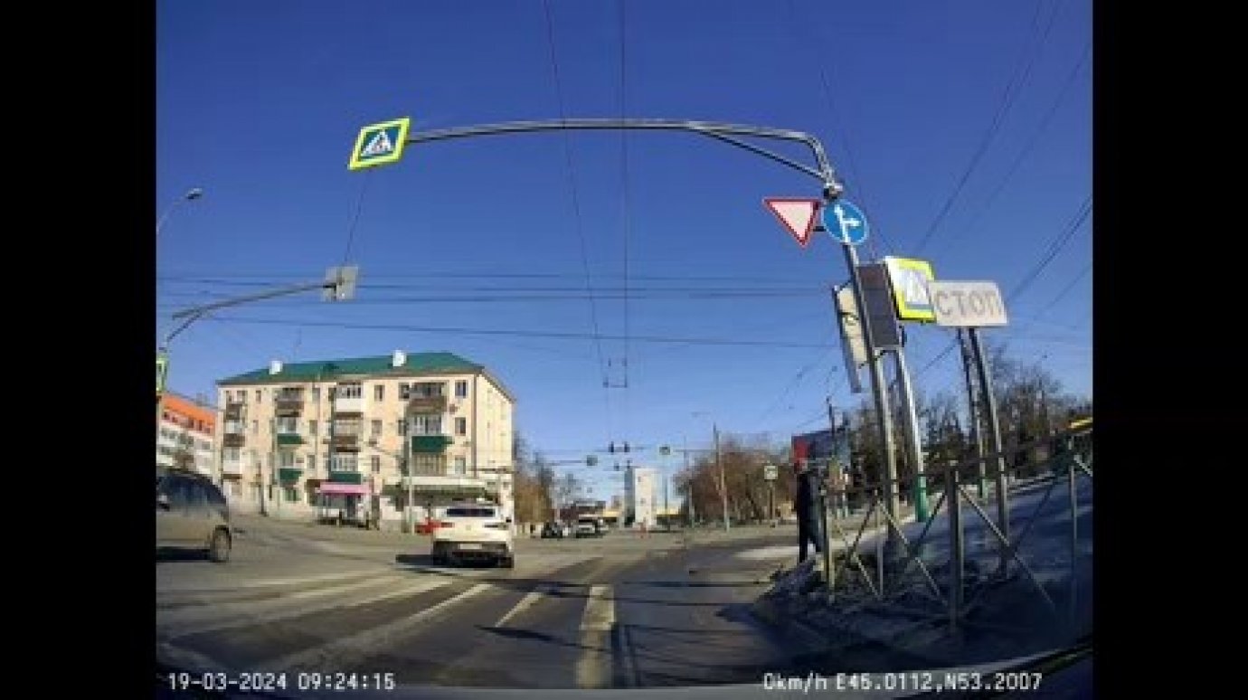 В Пензе водитель «Мерседеса» проигнорировал знак и светофор