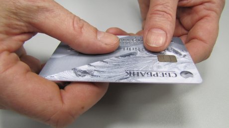 Пензенцы все чаще расплачиваются не купюрами, а банковскими картами