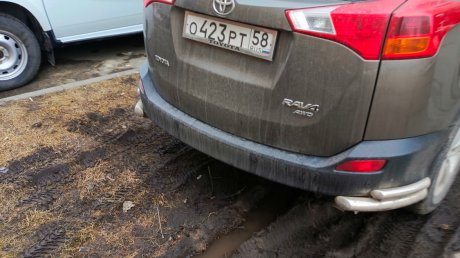 На ул. Ладожской водитель Toyota RAV4 превратил газон в парковку