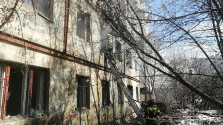В ближнем Арбекове загорелся расселенный дом