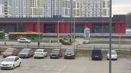 На ул. 65-летия Победы легковушка налетела на столб и перевернулась