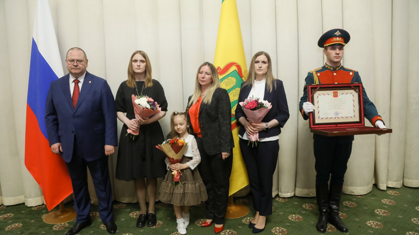 Губернатор передал в музей награды погибшего на СВО Героя России
