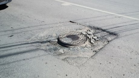 На улице Красной в Пензе водители рискуют оставить колеса в яме
