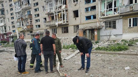 Пензенцы в Токмаке разбирают завалы дома, куда попал снаряд