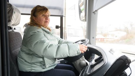 За руль автобуса в Заречном впервые посадили женщину