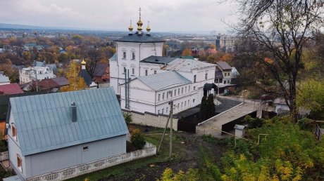 История Пензы: Первые монахи жили в кельях под горой
