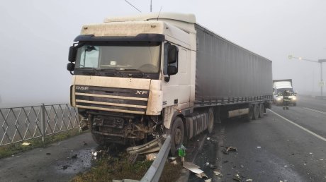 В районе улицы 40 лет Октября Daewoo Lanos столкнулся с фурой