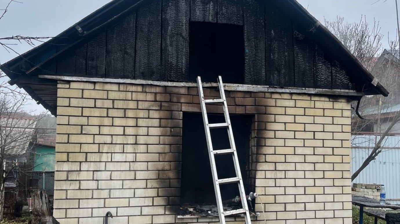 В микрорайоне Залиния в Кузнецке случился пожар В микрорайоне Залиния в Кузнецке случился пожар
