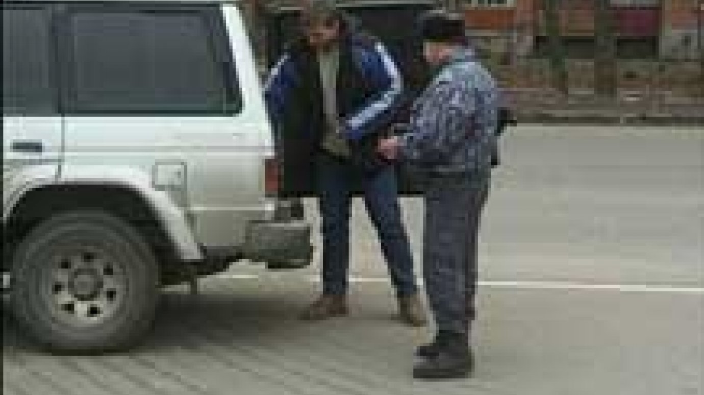 Пензенские милиционеры проводят досмотр автомобилей