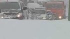 Автомобилисты и пешеходы вязнут в снегу