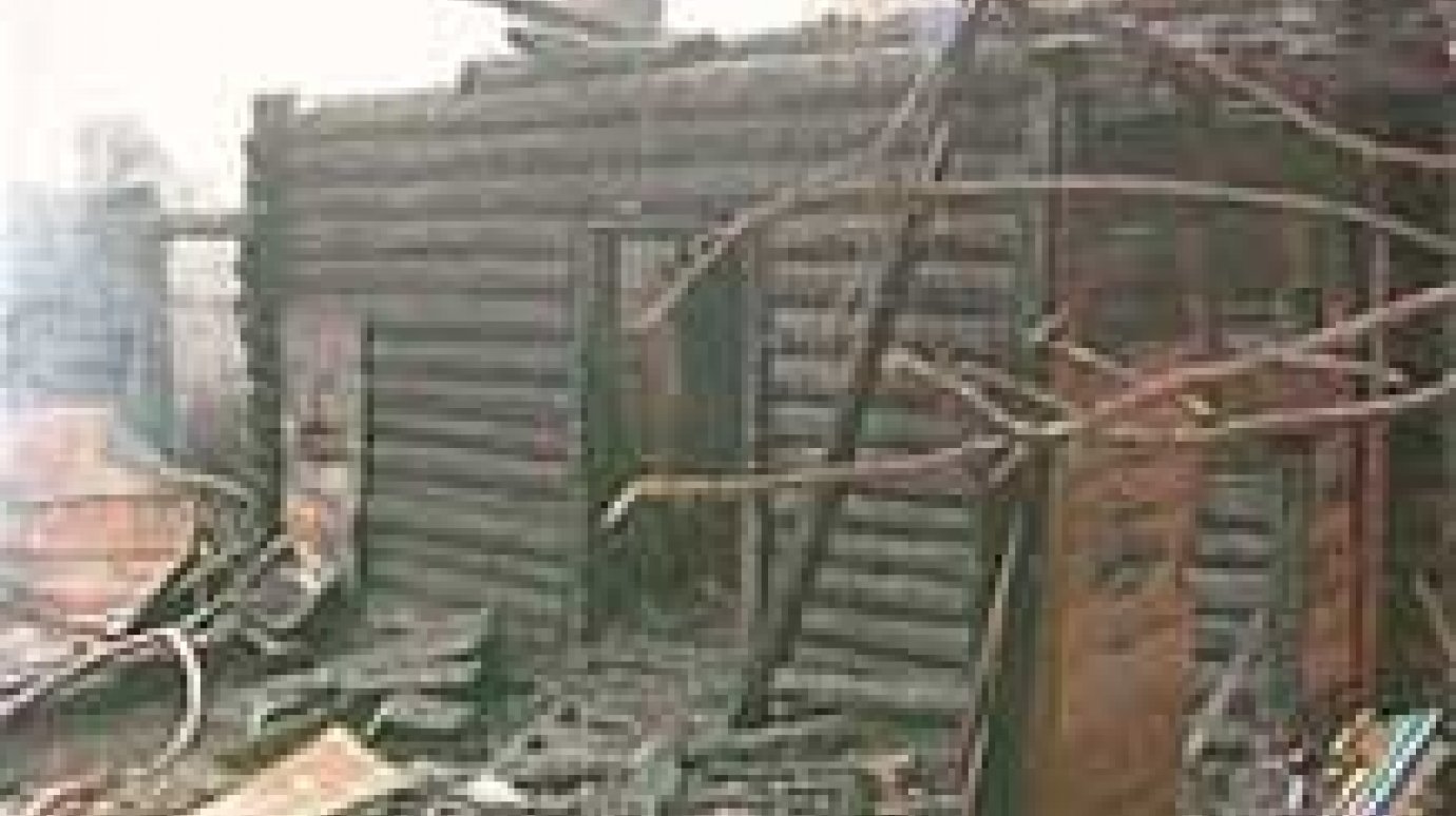 Бомжи устроили пожар в заброшенном доме