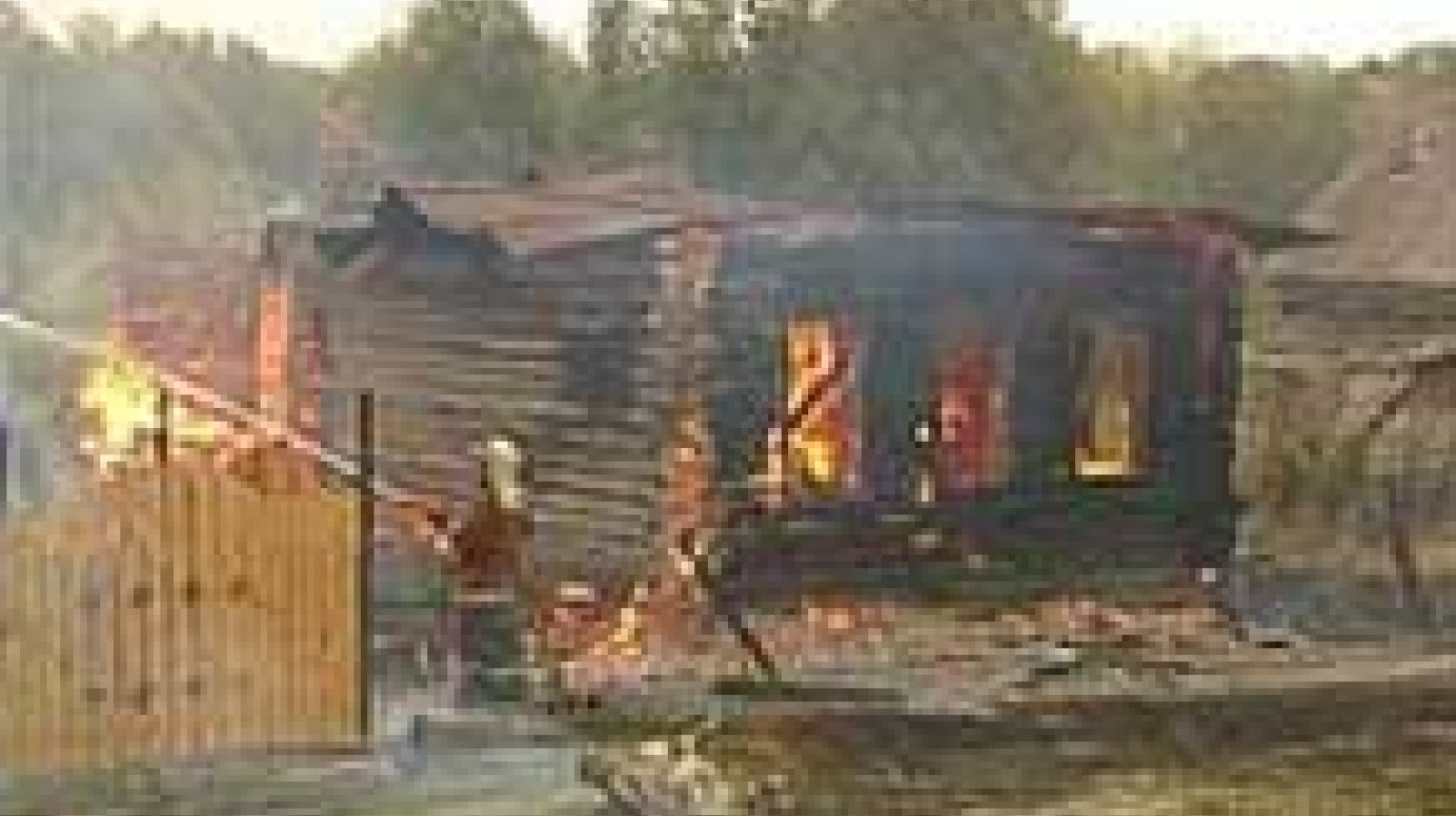 Огонь уничтожил два жилых дома в Воскресеновке